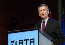 Feijoo no tiene arrestos para hacerlo en el PP