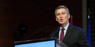 Feijoo no tiene arrestos para hacerlo en el PP