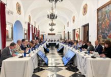 Coloca a los fieles pero que tengan estudios al menos