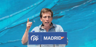 Madrid tiene de todo, hasta montones de mierda en las calles