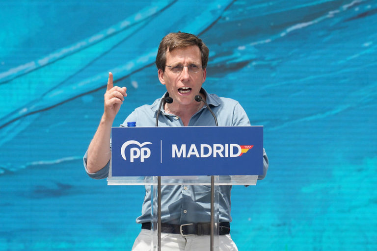 Madrid tiene de todo, hasta montones de mierda en las calles