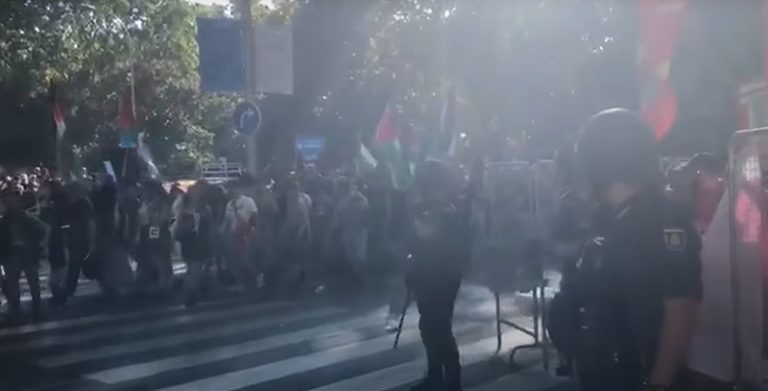 El canto del cisne de la izquierda bajo la mirada diabólica de Sánchez y Abascal